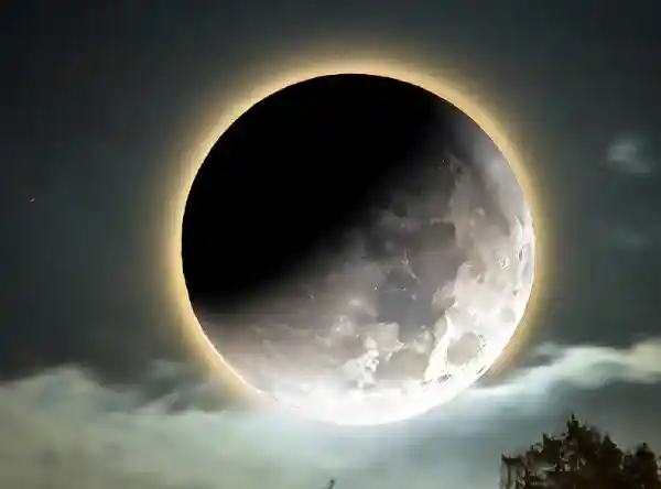 Représentation artistique d’une éclipse solaire visible à travers les nuages lors d’une éclipse solaire en Espagne.