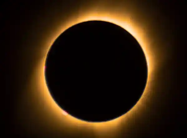 Éclipse solaire totale avec couronne solaire visible, mettant en valeur l’expérience de la totalité en Espagne.
