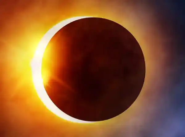 Effet de bague en diamant au début de la totalité lors d’une éclipse solaire totale.