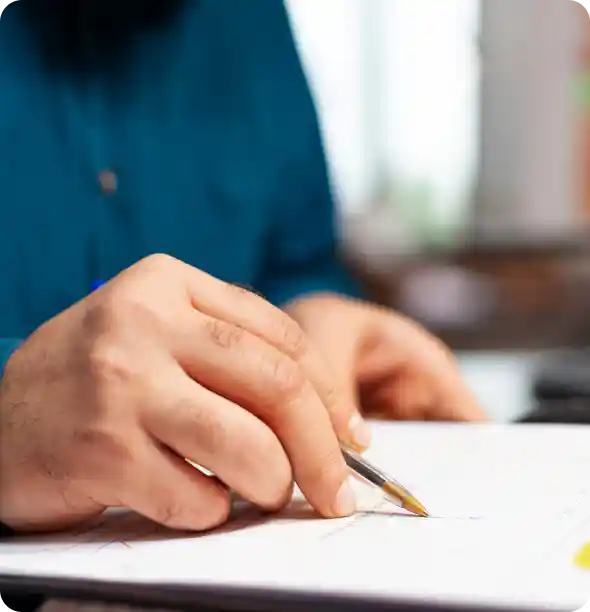 Persona che esamina documenti e una checklist con le linee guida del programma di referral “Win-Win” di Spectrum.