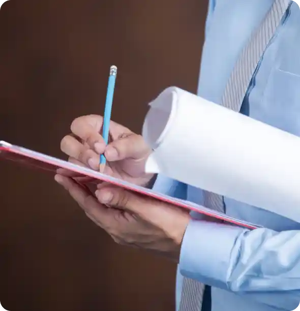 Primo piano di una mano che prende appunti per spiegare i dettagli e i premi del programma “Win-Win” di Spectrum.